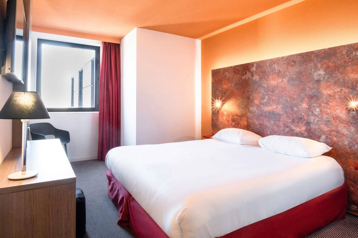 Standard Room, 1 Double Bed | Desk, blackout drapes, soundproofing, iron/ironing board