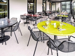 Ofereix taules a l'aire lliure i s'hi serveixen dinars i sopars