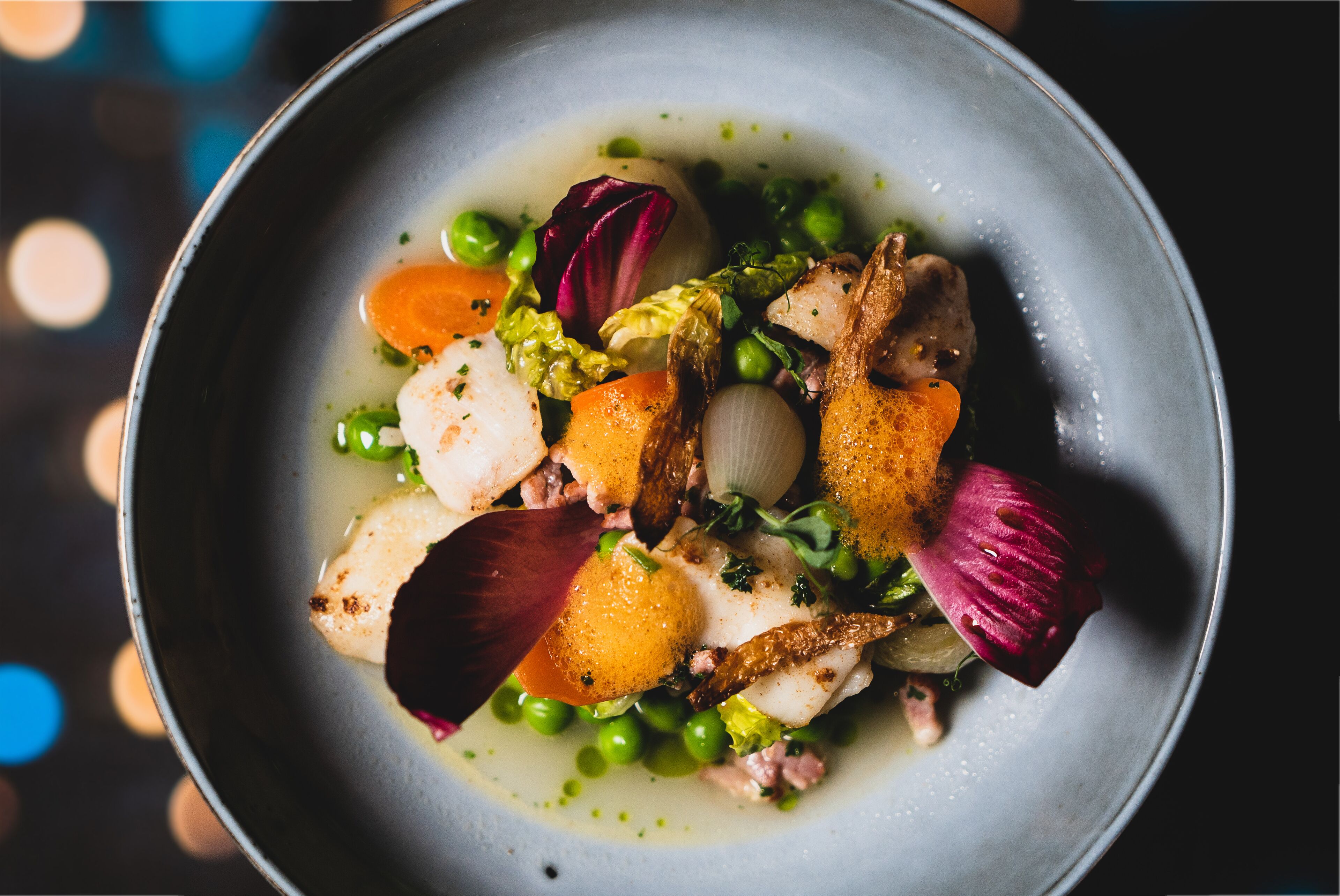 Un plato de comida con diversos vegetales y carne.
