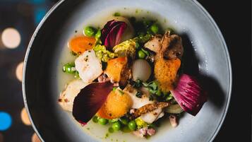 Un plato de comida con diversos vegetales y carne.