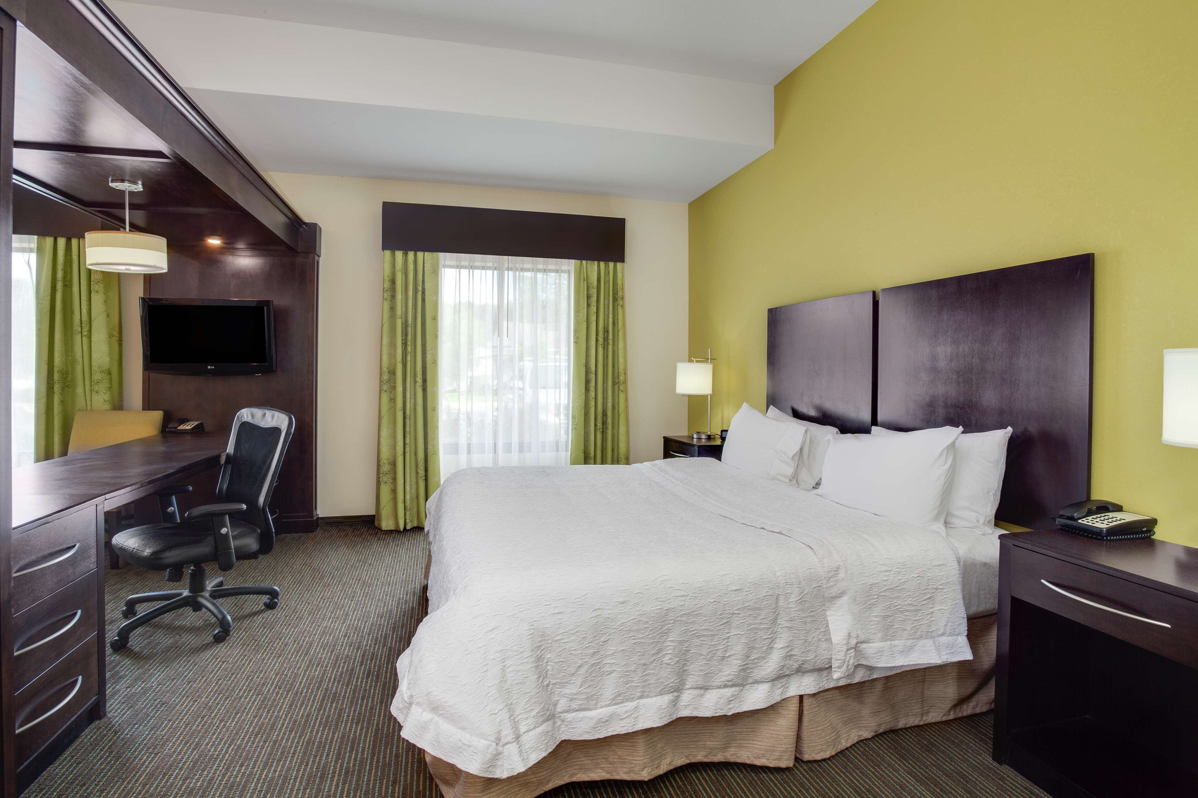 studio, 1 king bed, accessible, non smoking | minibar, in-room safe, desk, iron/ironing board