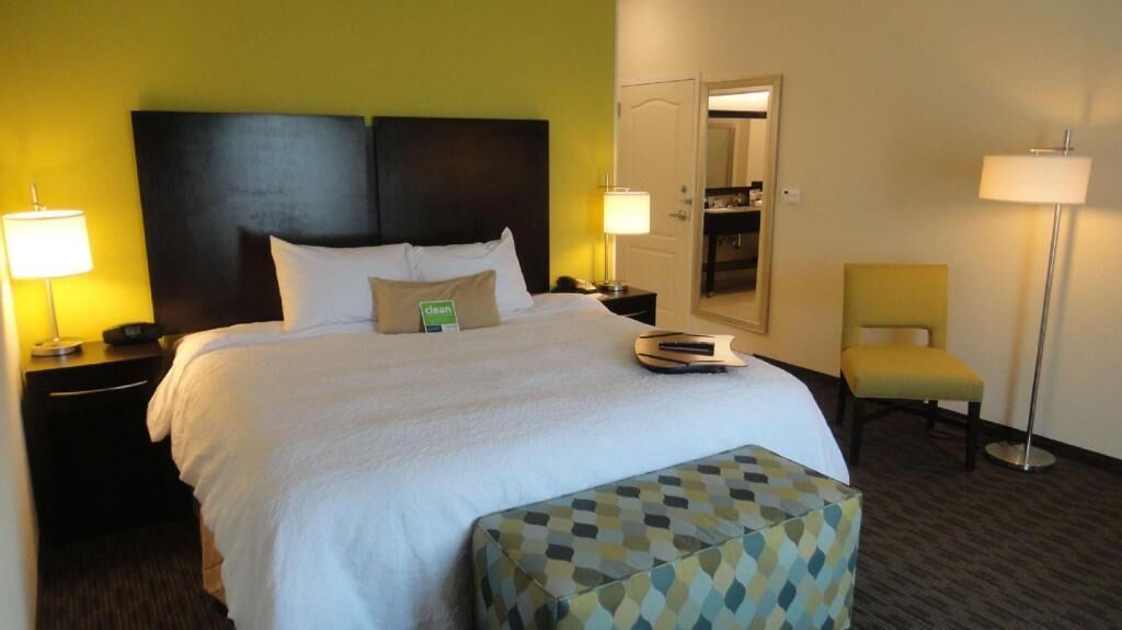 Minibar, caja fuerte, escritorio y tabla de planchar con plancha