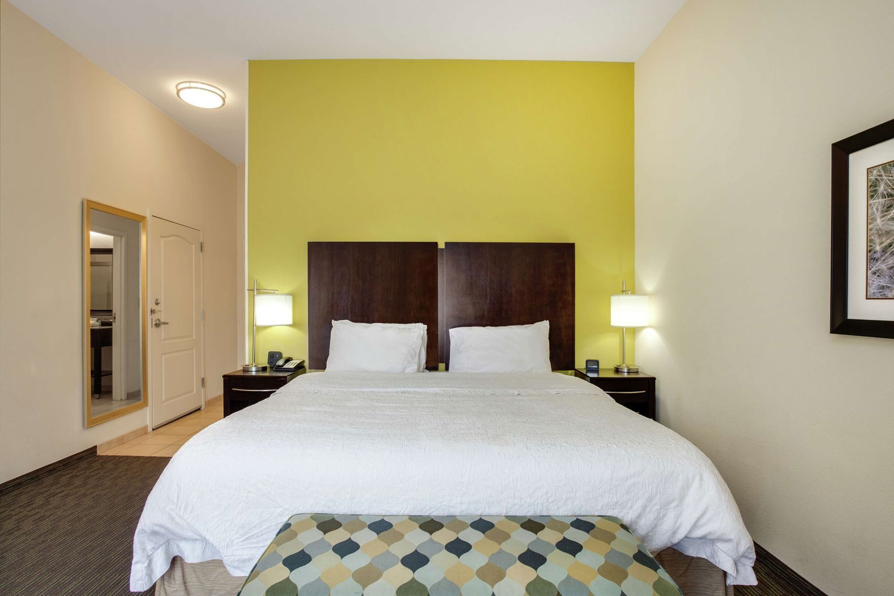 Minibar, caja fuerte, escritorio y tabla de planchar con plancha