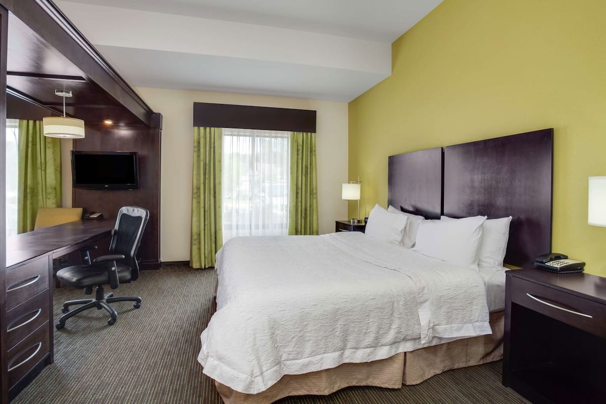 Minibar, in-room safe, desk, iron/ironing board