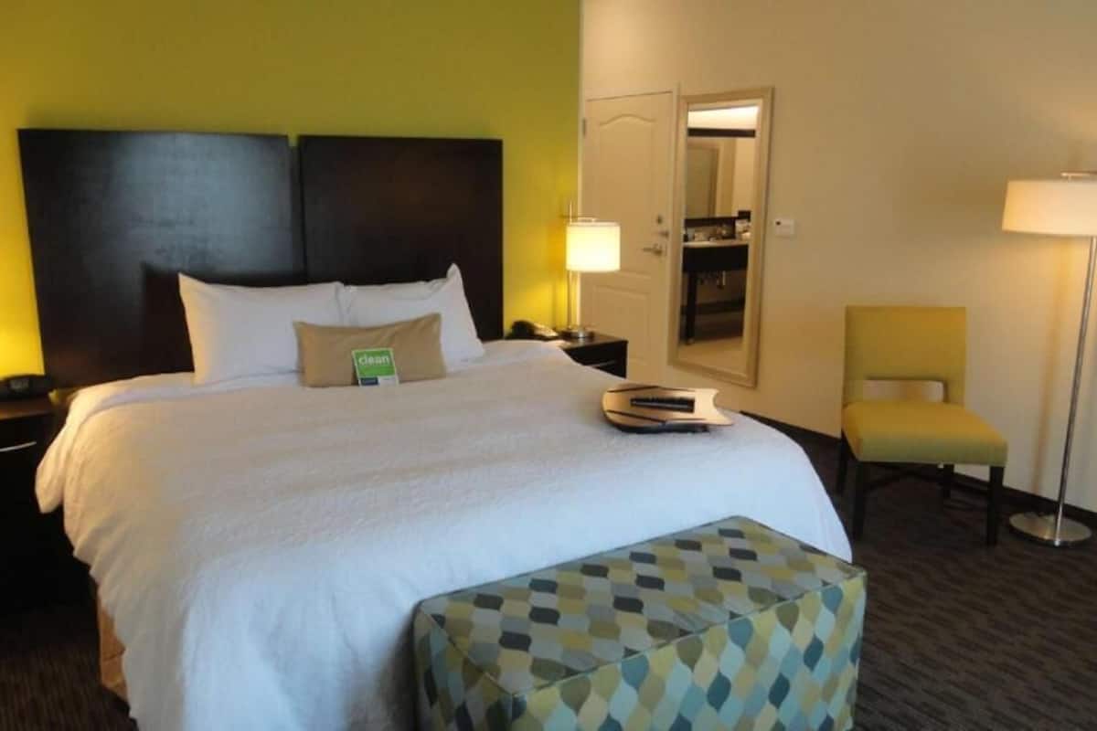 Minibar, in-room safe, desk, iron/ironing board