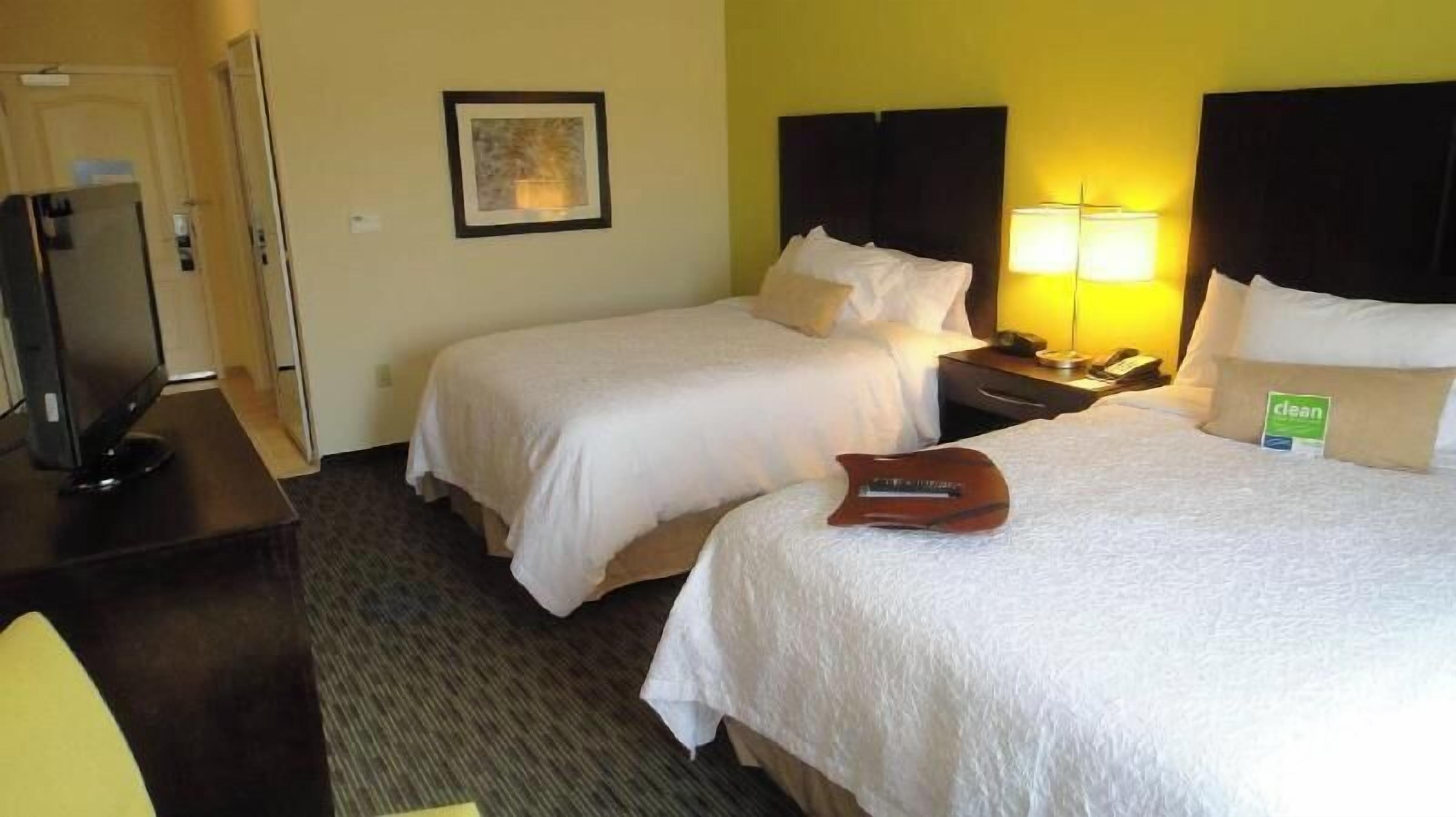 Minibar, caja fuerte, escritorio y tabla de planchar con plancha