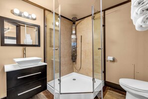 Exclusive Room, 1 King Bed, Beach View | Bathroom | Towels - Aztec Ocean Resort (Seaside Heights)