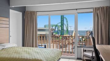 Kamer, 2 queensize bedden, balkon, uitzicht op zwembad | Gratis wifi, beddengoed