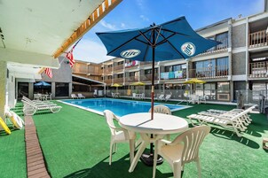 Una piscina al aire libre de temporada