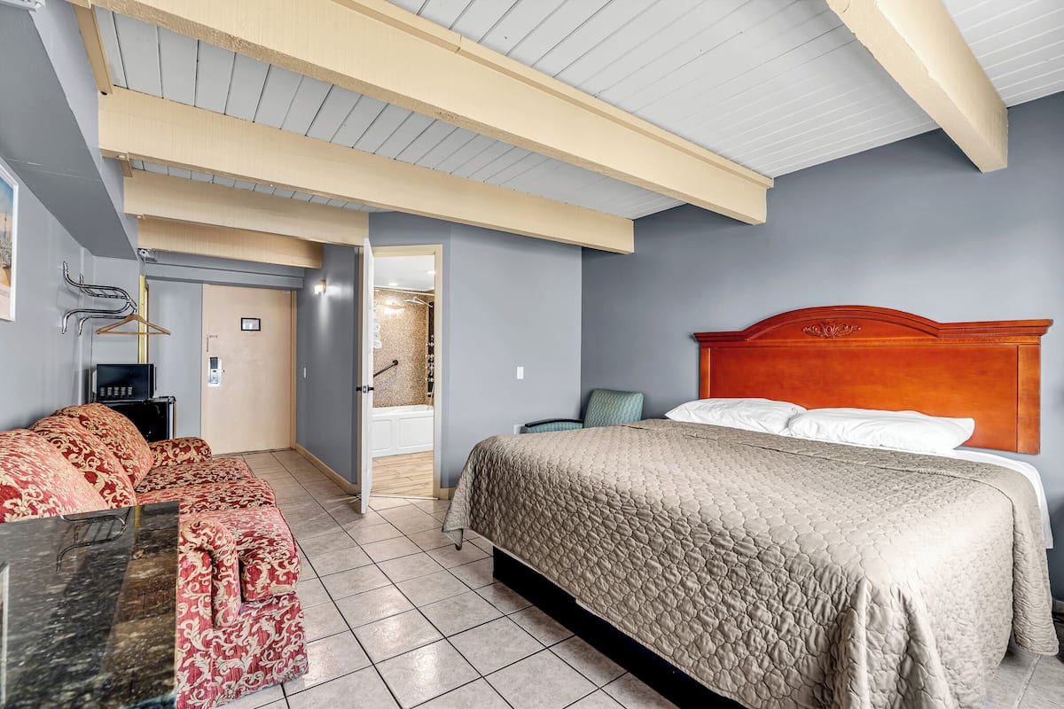 Streetside King Room | Free WiFi, bed sheets
