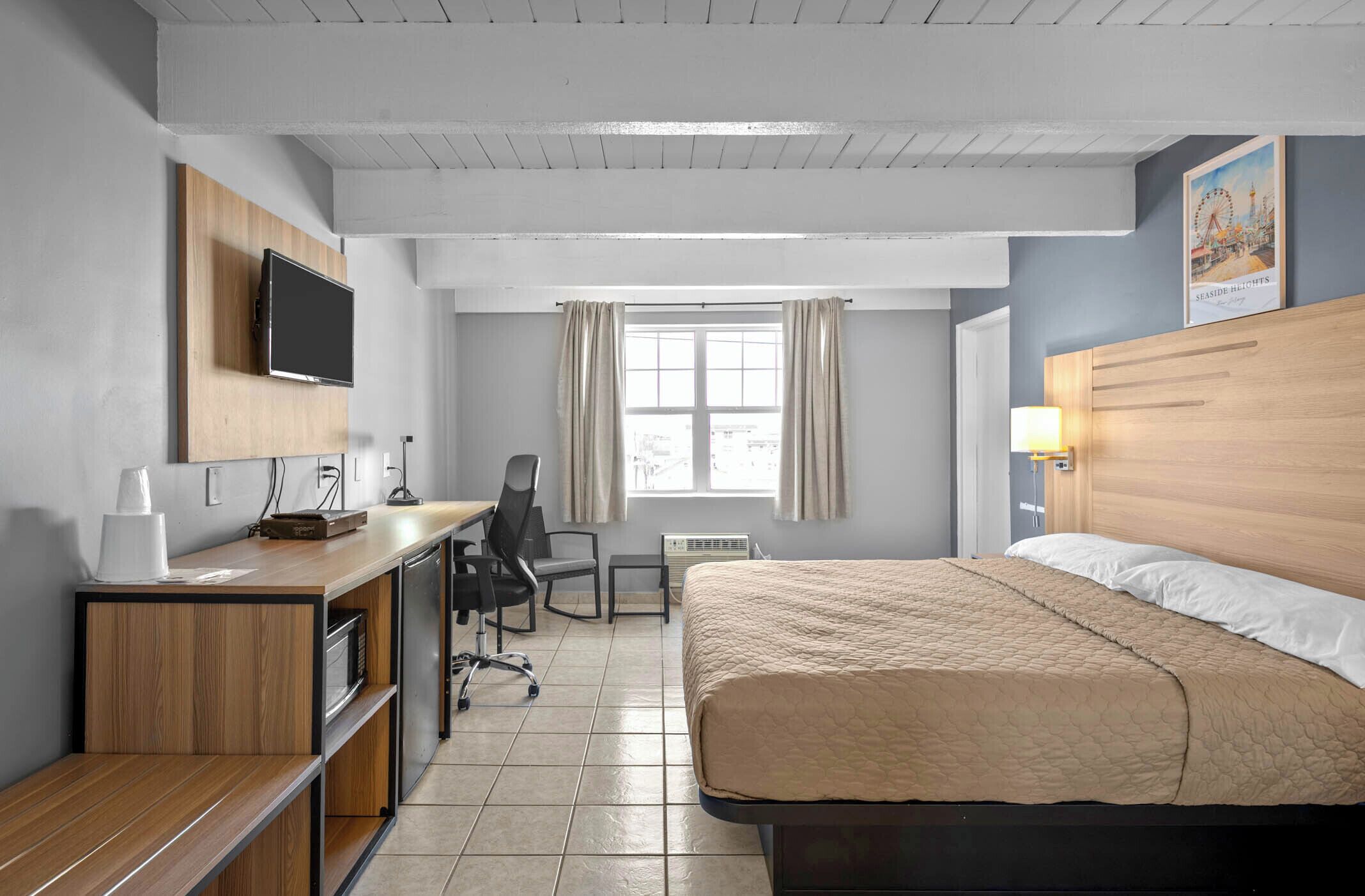 Streetside King Room | Free WiFi, bed sheets