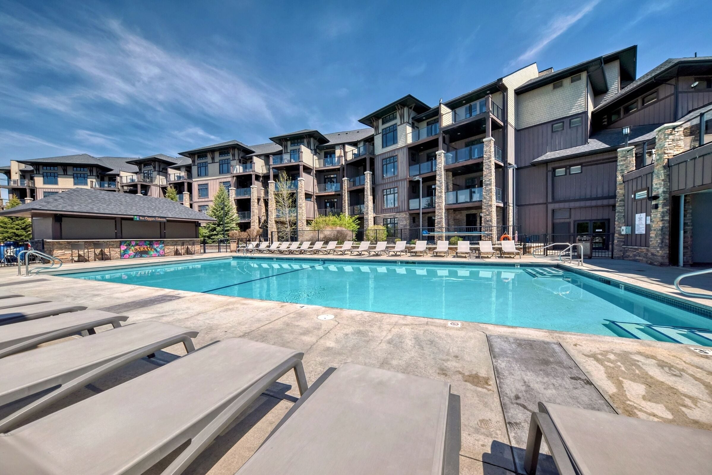 室外游泳池，09:00 至 21:00 开放，池畔遮阳伞，日光浴躺椅