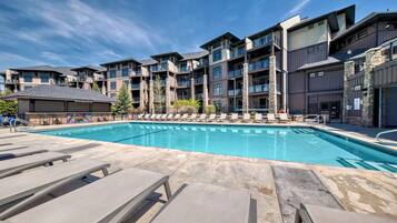 Piscine extérieure, parasols de plage, chaises longues