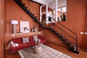 Room (Extra large) | Minibar, in-room safe, individually decorated, desk