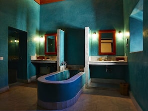 Room (Extra large) | Bathroom | Free toiletries, hair dryer, bathrobes, slippers