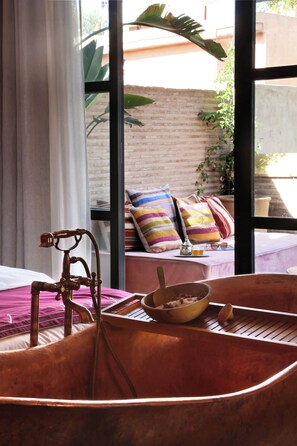 Panoramic-Suite (Extra Large Room with Private Terrace) | Minibar, Zimmersafe, individuell dekoriert, Schreibtisch