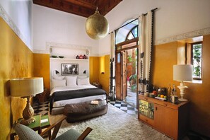 Minibar, in-room safe, individually decorated, desk - El Fenn (Marrakech)