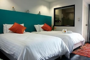 Safe på rommet, skrivebord, blendingsgardiner og strykejern/-brett