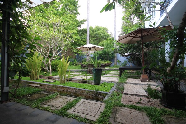 Garden - Frangipani Villa 90s (Phnom Penh)