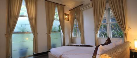 Suite, 1 King Bed | Hypo-allergenic bedding, down duvets, minibar, in-room safe