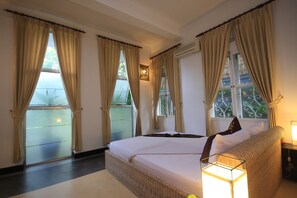 Suite, 1 King Bed | Hypo-allergenic bedding, down comforters, minibar, in-room safe