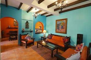 Superior Double Suite | Área de sala de estar | Televisión de pantalla plana de 42 pulgadas con canales por cable