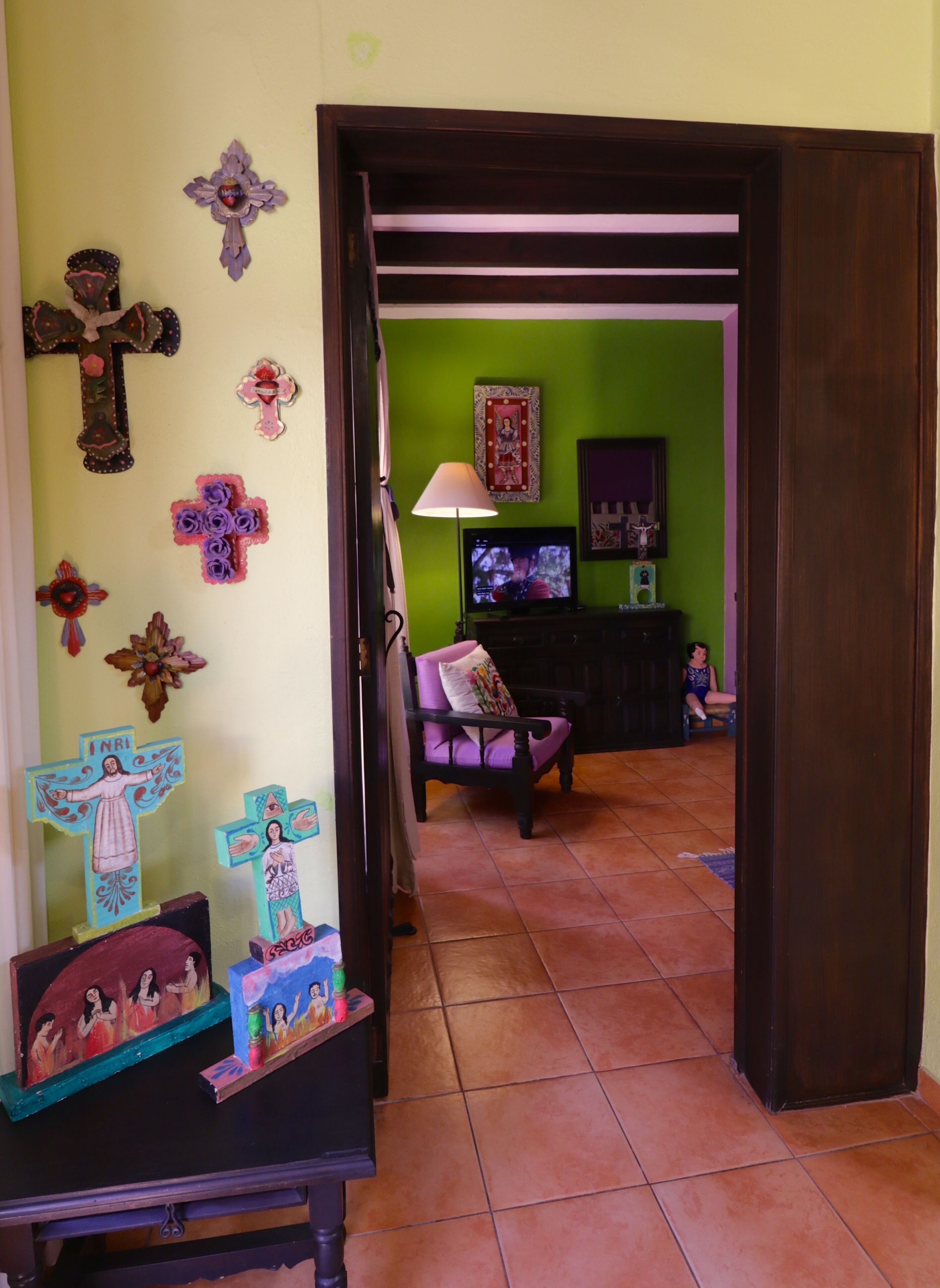 deluxe king suite | living area | 42-inch flat-screen tv with cable channels, tv