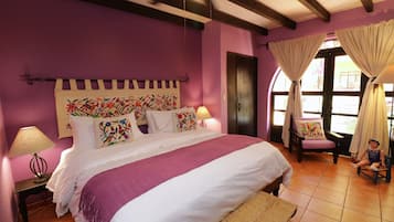 Deluxe King Suite | Edredón, caja de seguridad en la habitación y decoración personalizada