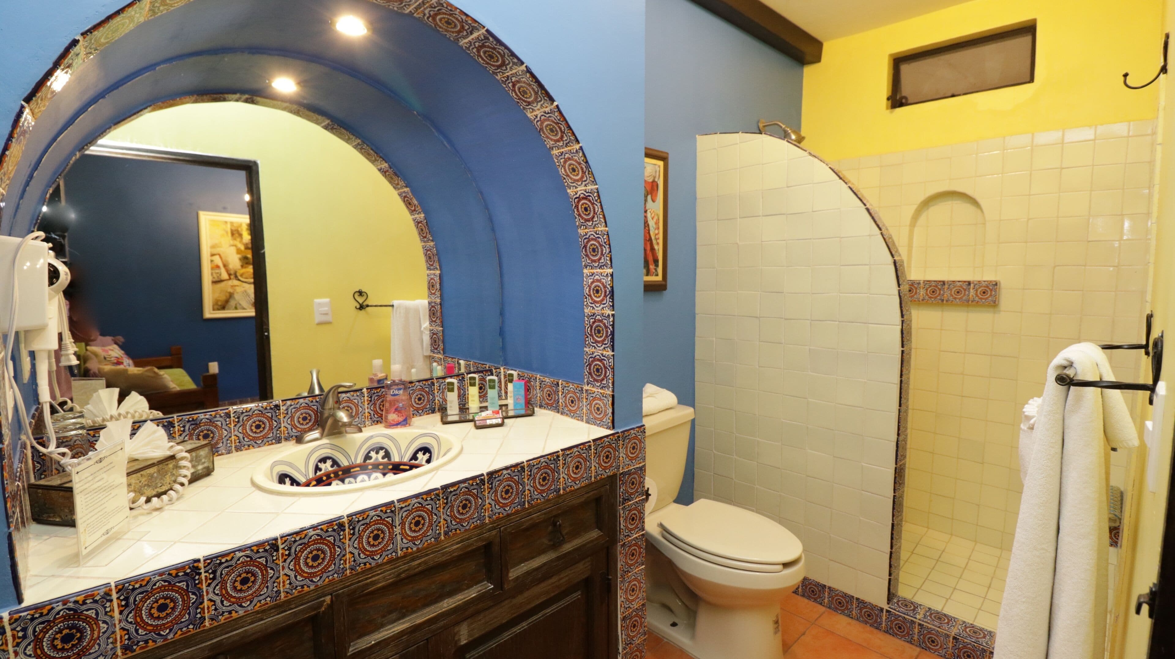 junior room | bathroom | free toiletries, hair dryer, towels, soap