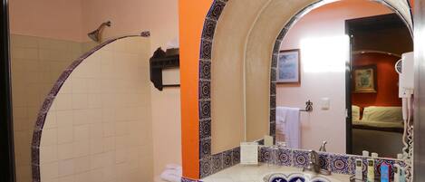 Un baño con inodoro, ducha y lavamanos.