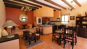 Deluxe King Suite | Zona de estar | Televisión de pantalla plana de 42 pulgadas con canales por cable