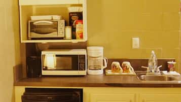 Standard Room, 1 Queen Bed (with kitchenette) | Private kitchenette