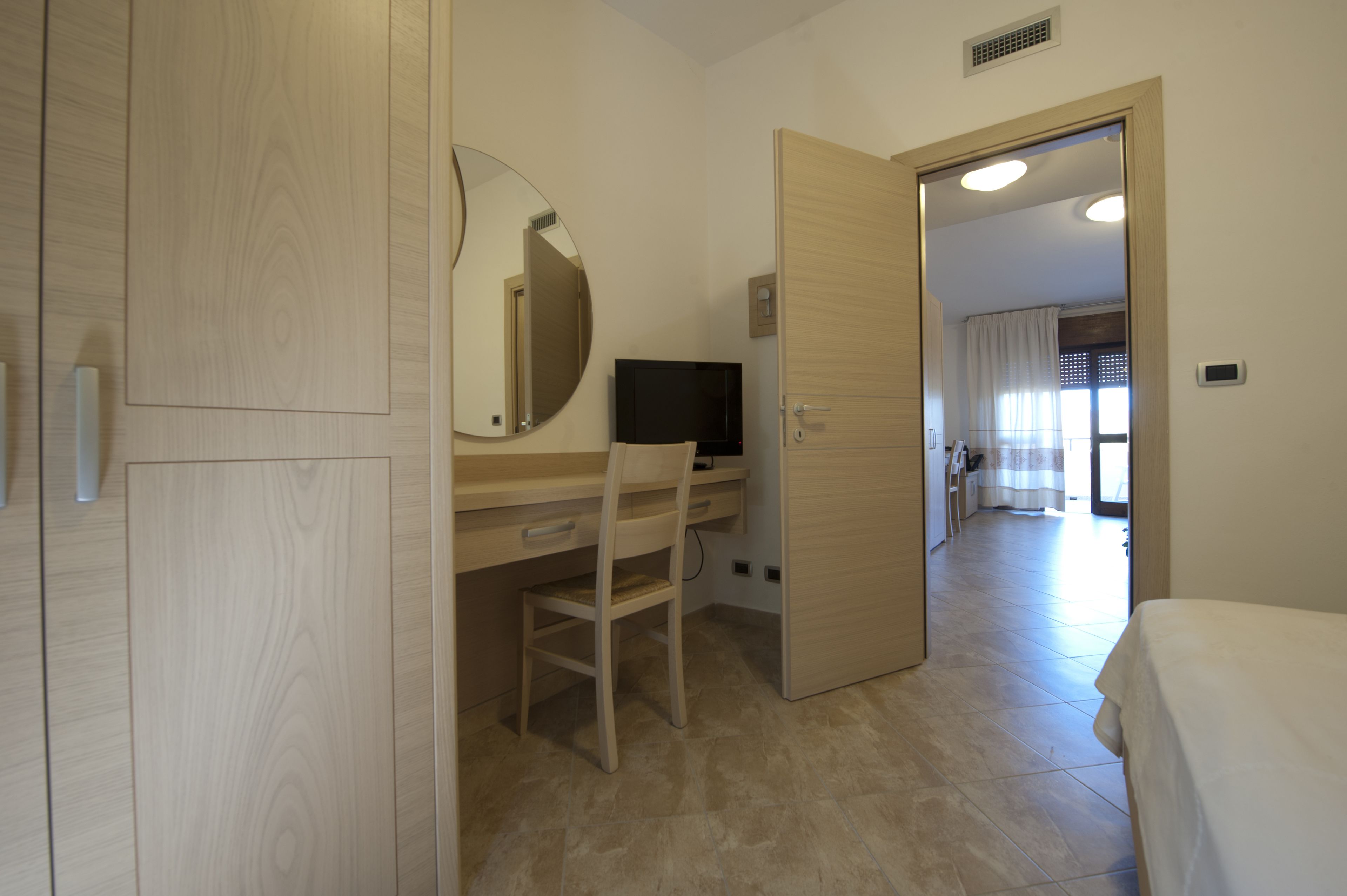 Schreibtisch, laptopgeeigneter Arbeitsplatz, kostenloses WLAN