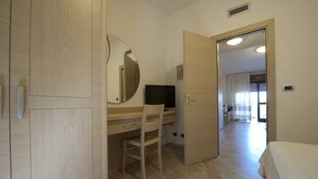 Schreibtisch, laptopgeeigneter Arbeitsplatz, kostenloses WLAN