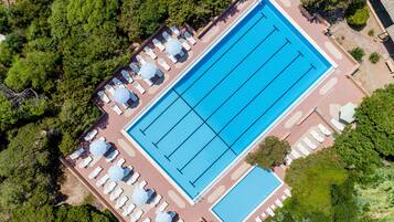 Außenpool (je nach Saison geöffnet), Sonnenschirme, Liegestühle