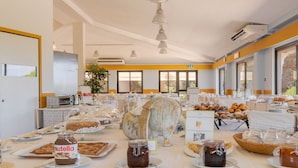Ein reichhaltiges Frühstücksbuffet mit verschiedenen Backwaren, Brot und Aufstrichen.