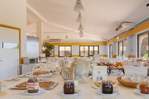 Petit déjeuner buffet servi tous les jours en supplément