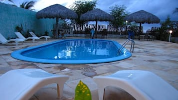Una piscina al aire libre, sombrillas