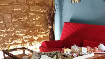 Suite | Wohnbereich | 32-Zoll-Flachbildfernseher mit Satellitenempfang, Fernseher