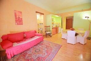 华丽套房, 城市景观 | 客厅 | 32-英寸纯平电视 （配备卫星频道）、电视