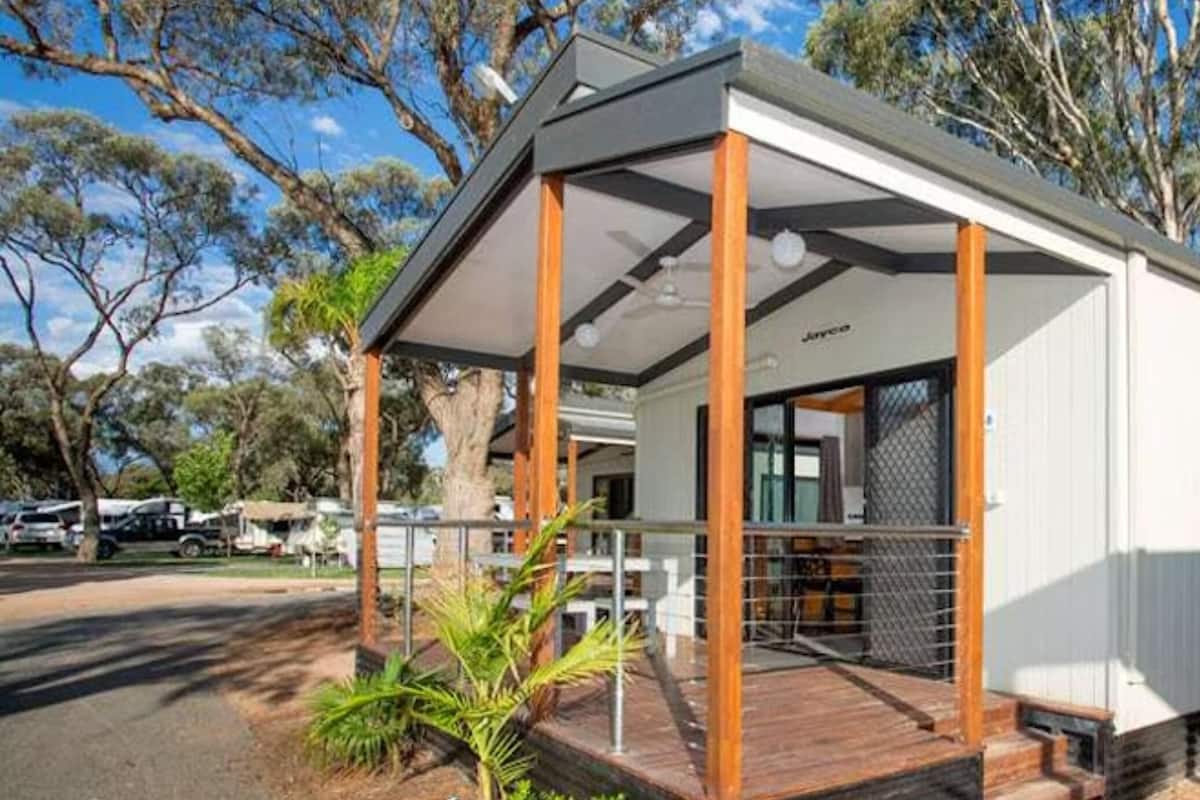 Deluxe 3 Bedroom Riverfront Cabin - Sleeps 8