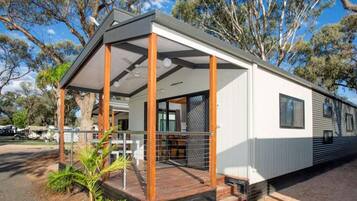 Deluxe 3 Bedroom Riverfront Cabin - Sleeps 8 | In-room safe, bed sheets