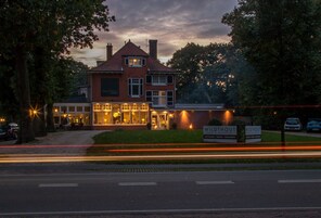 Fachada da propriedade à noite