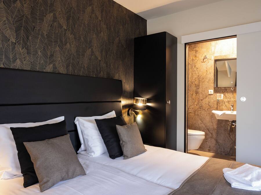 Douche, articles de toilette gratuits, sèche-cheveux