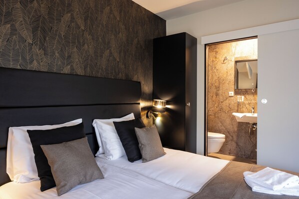 Douche, articles de toilette gratuits, sèche-cheveux