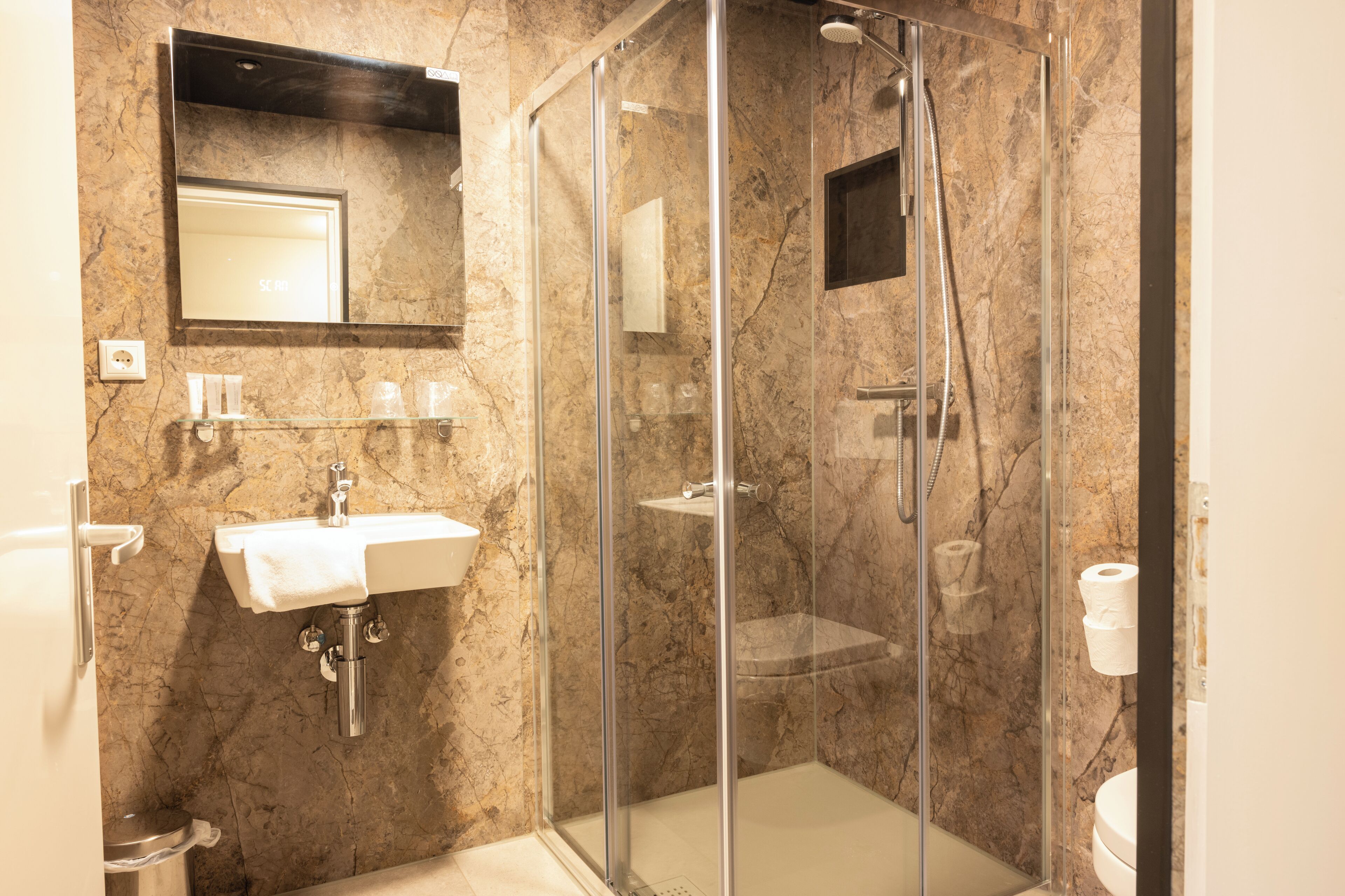 standard double room | bathroom | shower, free toiletries, hair dryer, towels