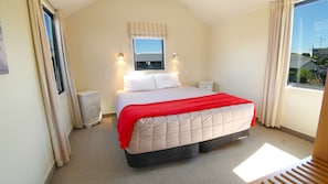 Premium bedding, Tempur-Pedic beds, in-room safe, soundproofing - Country Glen Lodge (Christchurch)