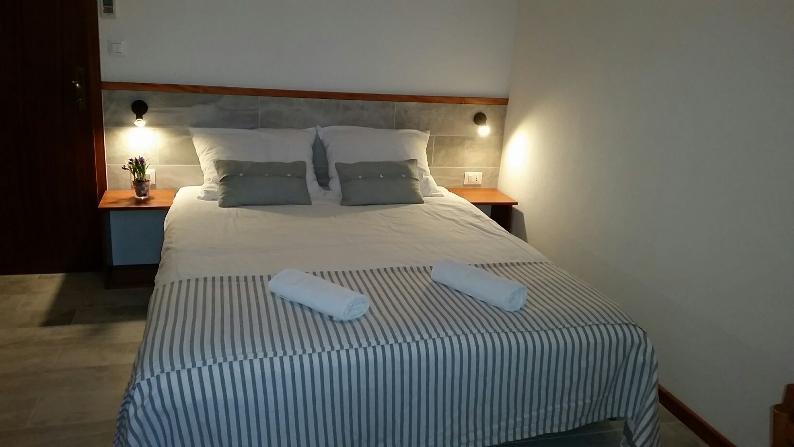double room | in-room safe, desk, free wifi, bed sheets