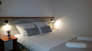 Double Room | In-room safe, desk, free WiFi, bed sheets