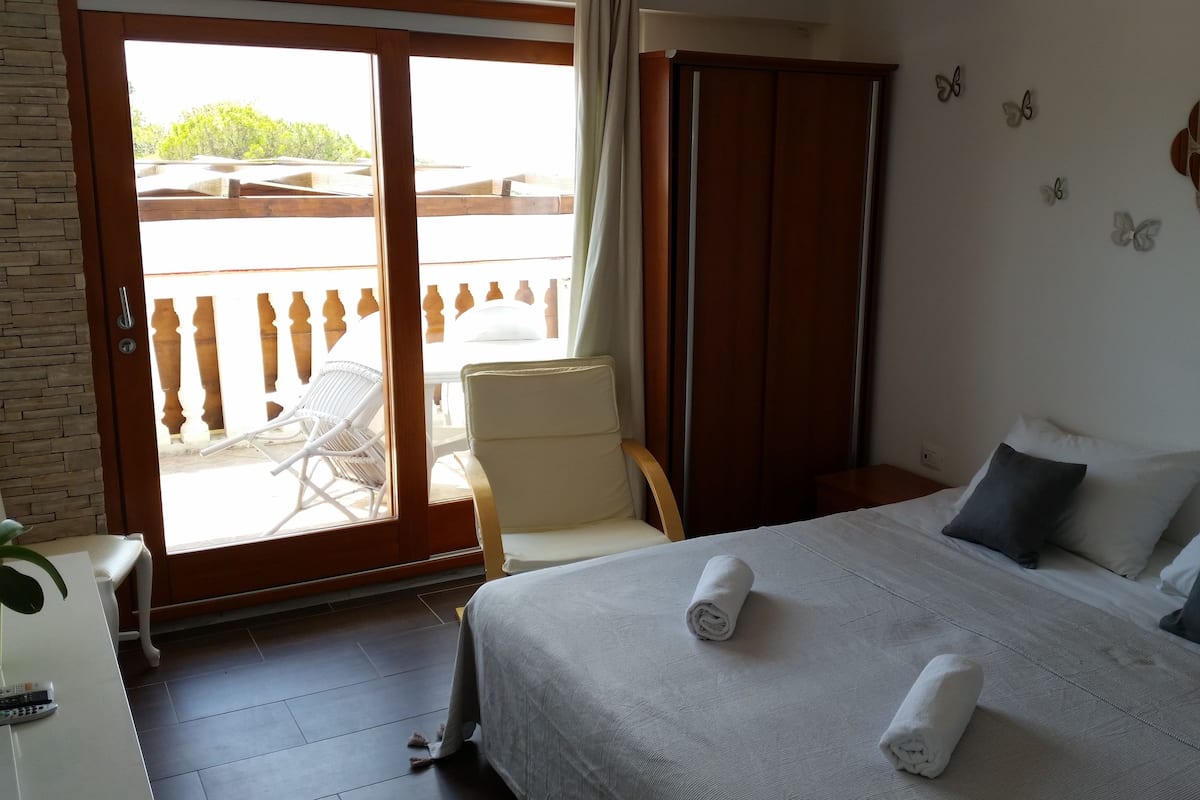 family room, balcony | in-room safe, desk, free wifi, bed sheets